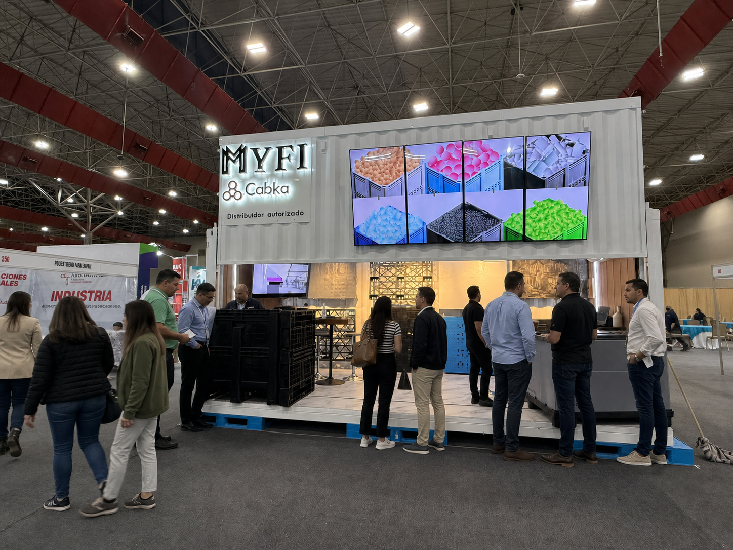 Visitantes conocen los productos MYFI y Cabka en un stand de exposición industrial.
